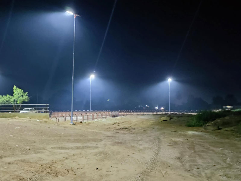 80W-alt-i-ett-solenergi-gatelys-i-Burkina-Faso