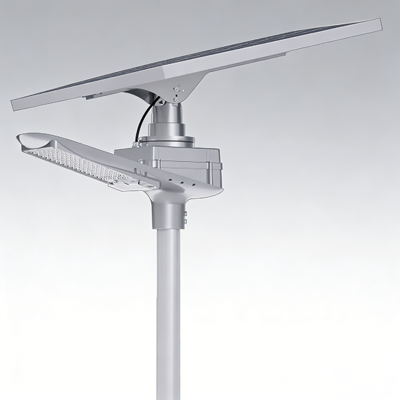 Delt solcellegatelys med justerbar solcellepanelbrakett og h&oslash;yeffektiv LED-armatur for optimal soleksponering.